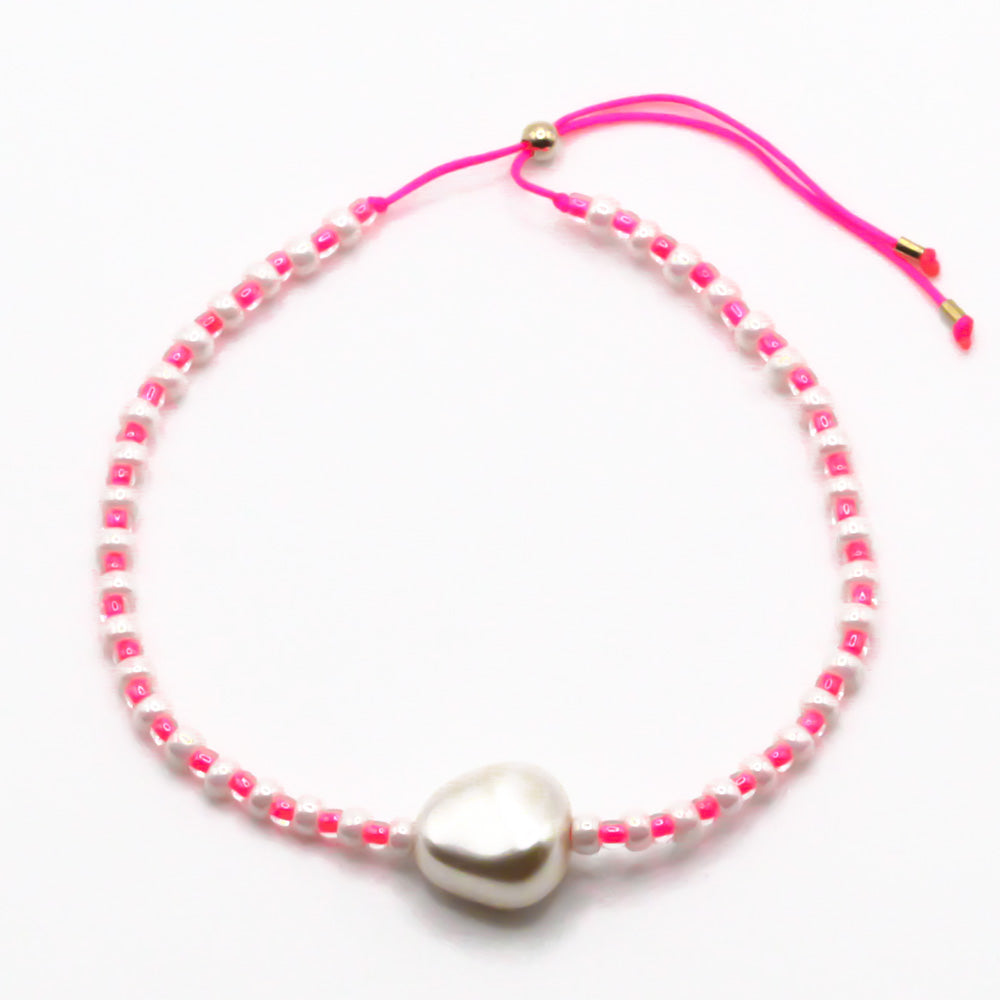 Handgemachtes Damen Perlenarmband mit pinken Perlen, großer weißer Muschelperle und verstellbarem pinkem Band. - Sommer Perlenarmband Maui Pink - Pink