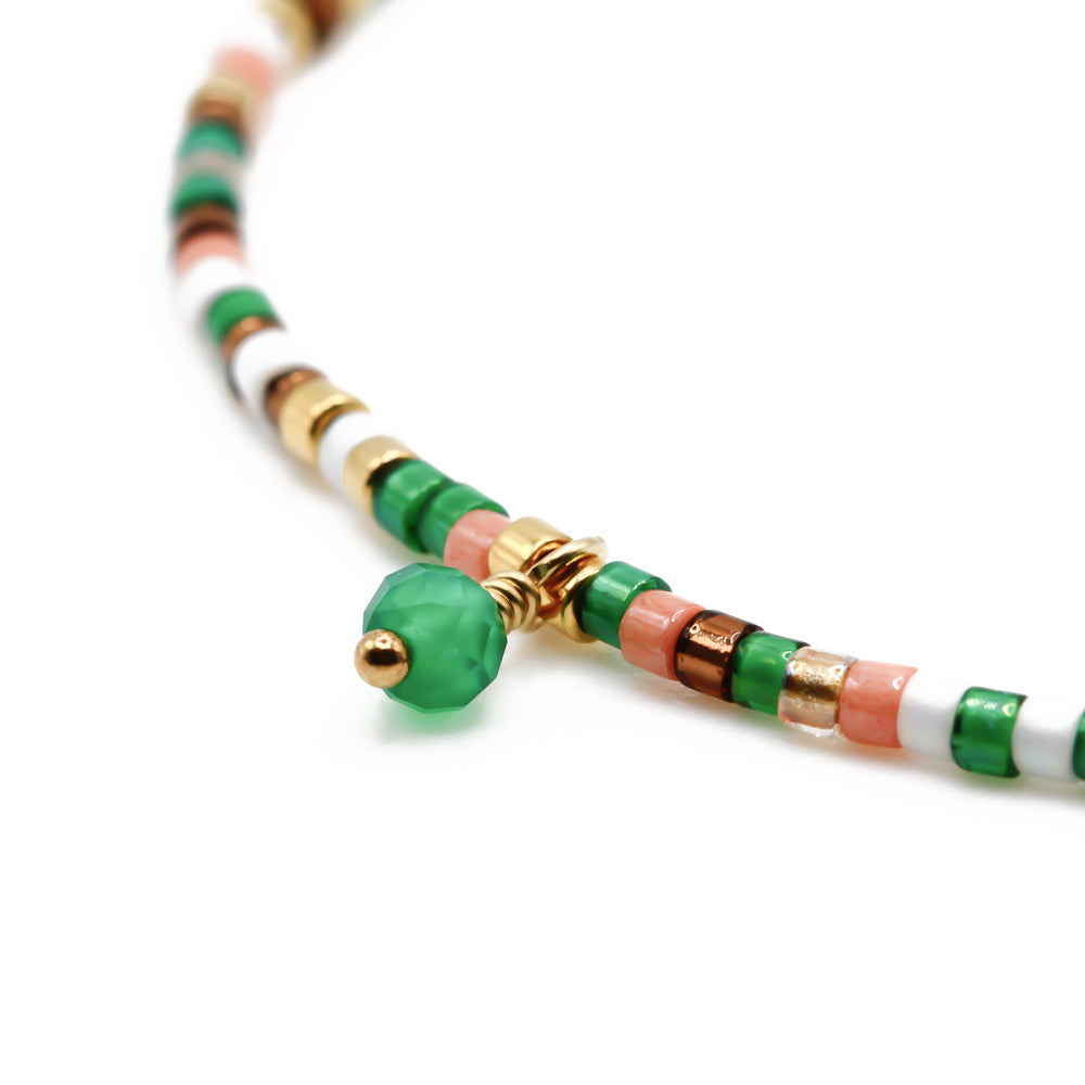 Perlenarmband mit Kristallstein Anhänger in Frühlingsfarben gruen und apricot