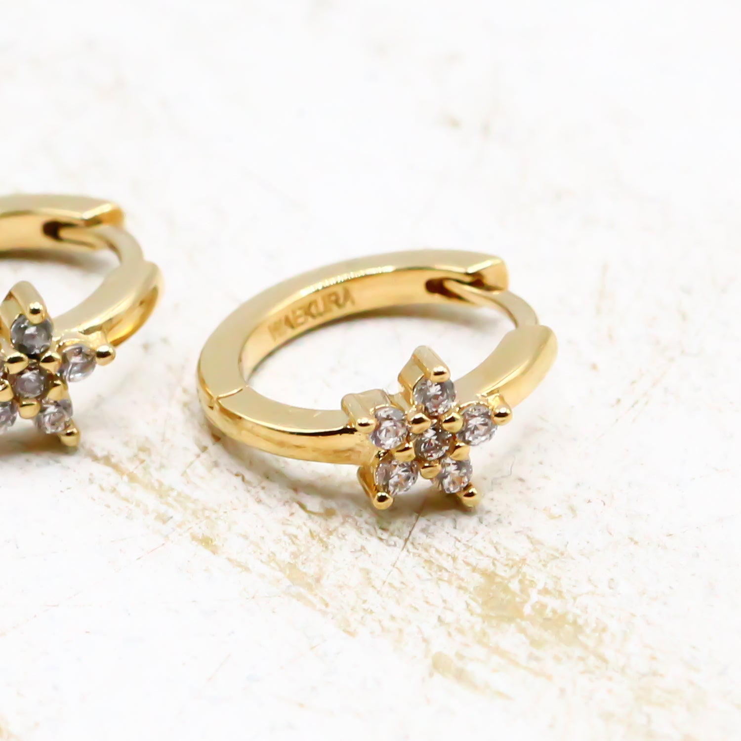 Kleine Creolen in Gold mit Zirkonia in Blütenform