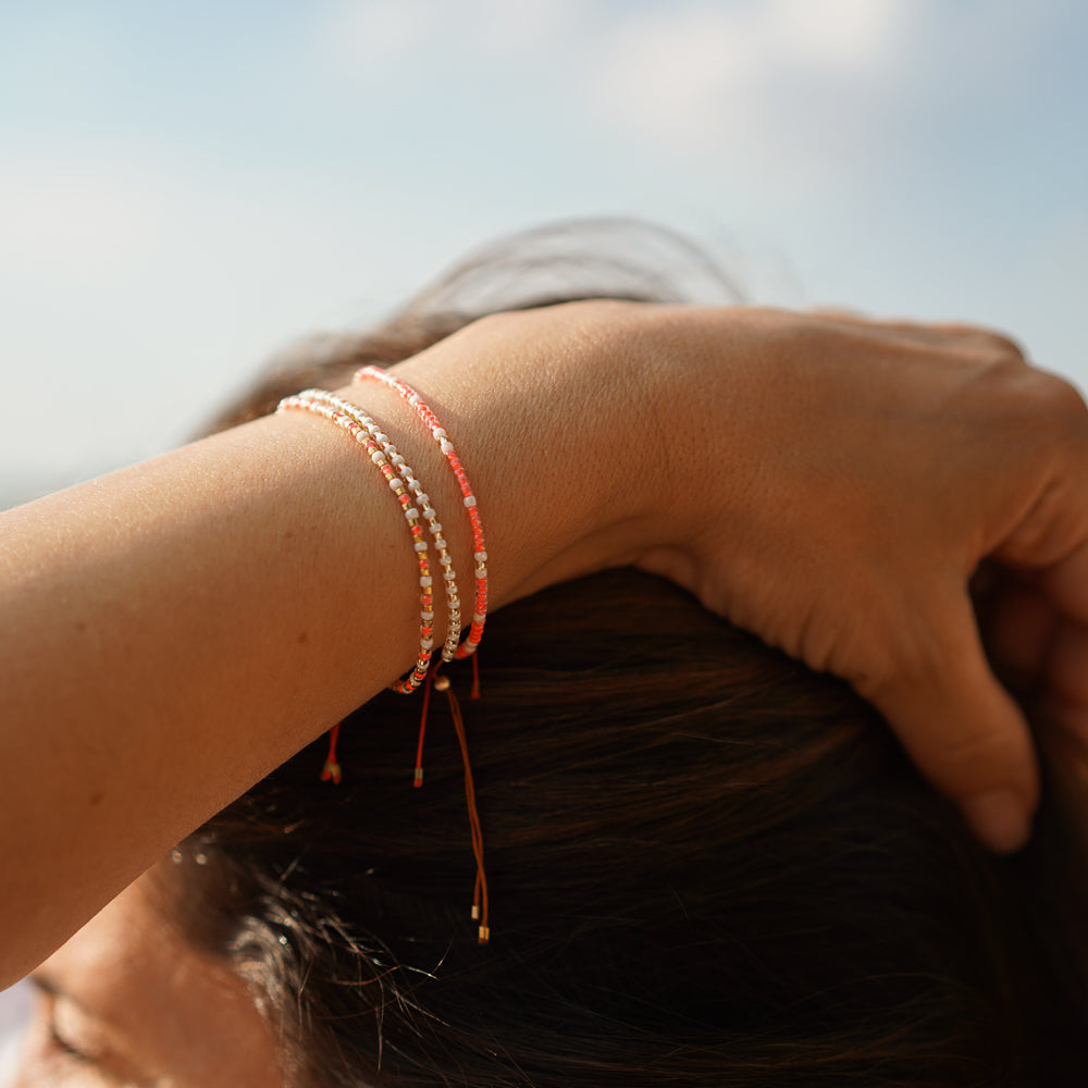 Set aus sommerlichen armbändern
