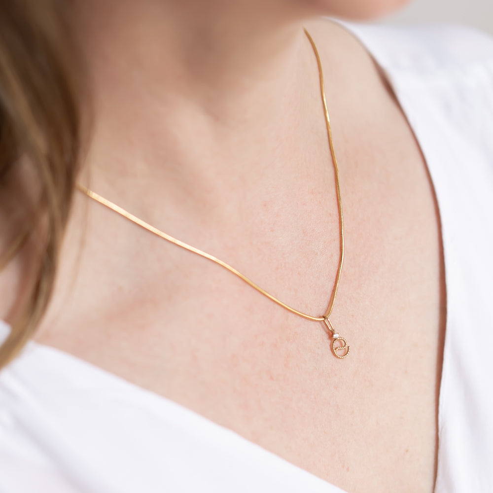 Handgemachte nachhaltige Halskette aus recyceltem Gold mit kleinem rundem Anhänger an zartem Schmuckstück, getragen zu. - Halskette Sana