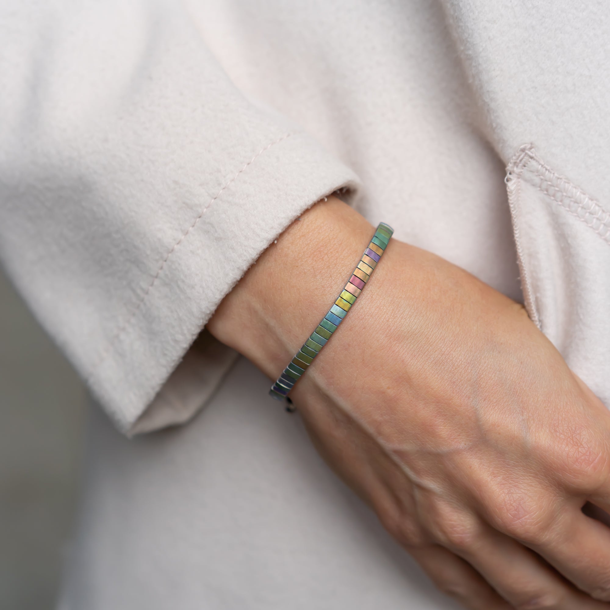 Pride Armband mit matten Perlen in Regenbogen Farben