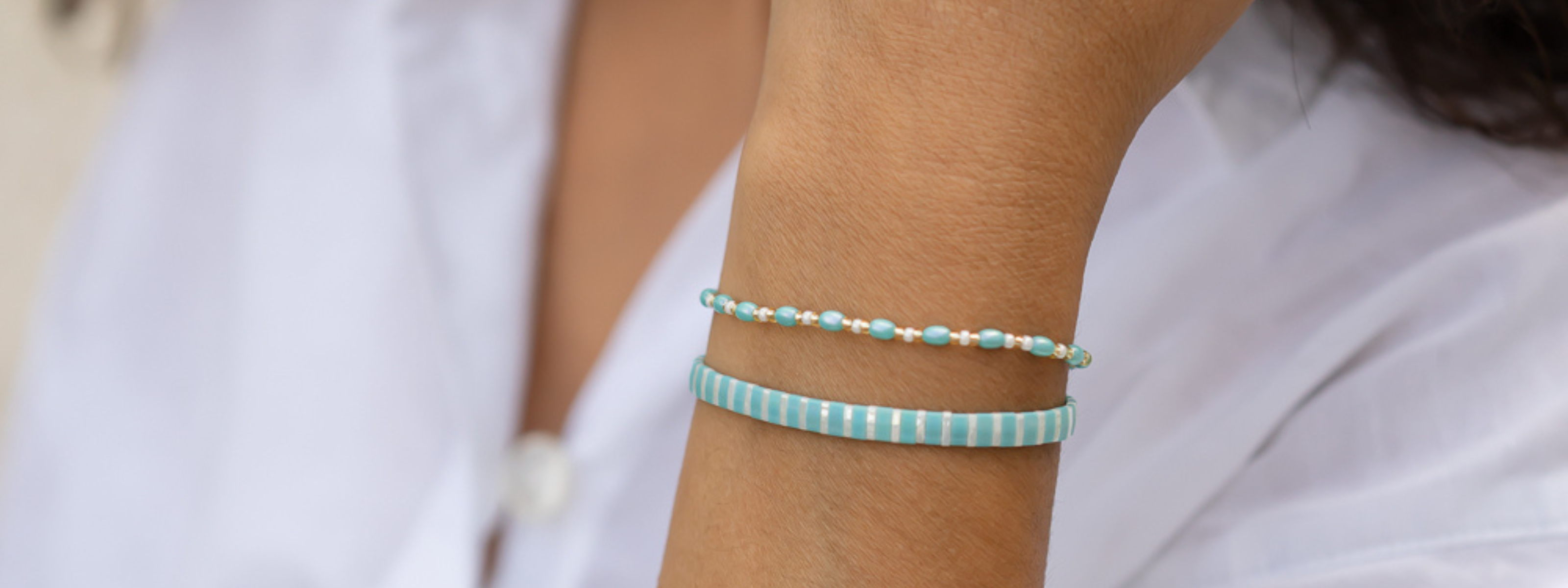 set aus perlenarmbändern in hellblau, türkis