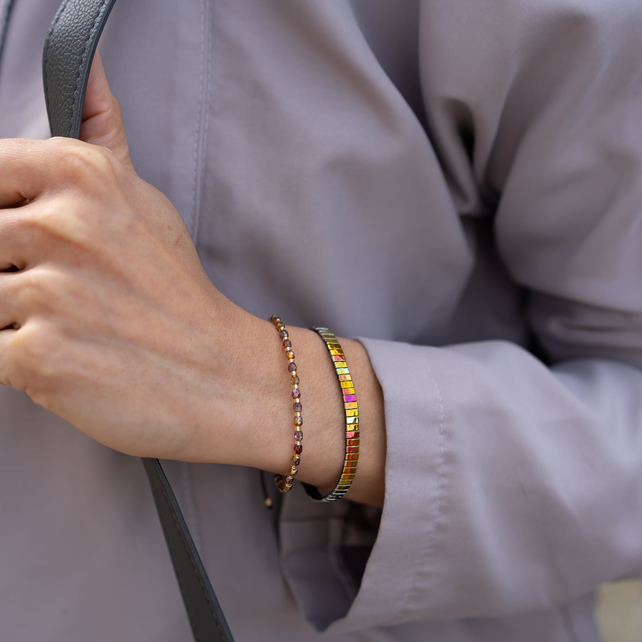 metallisch schimmerndes perlenarmband