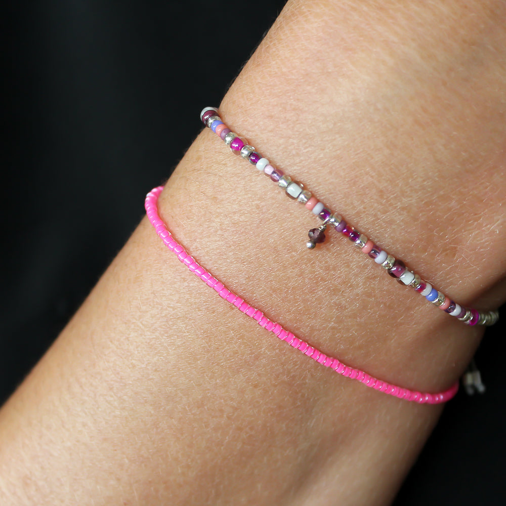 Handgemachtes pinkes Damen Armband-Set mit zwei Perlenarmbändern in Pink und Lila-Tönen, zart und fein getragen am. - Boho Perlenarmbänder Set Pink Wildflower - Lila, Pink