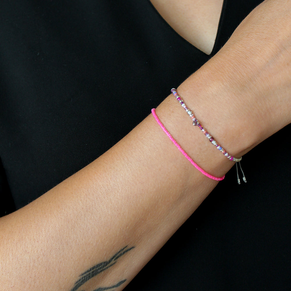 Boho Perlenarmband Set für Damen mit handgemachten pinken und lilafarbenen Perlen, zartes Design am Handgelenk. - Boho Perlenarmbänder Set Pink Wildflower - Lila, Pink