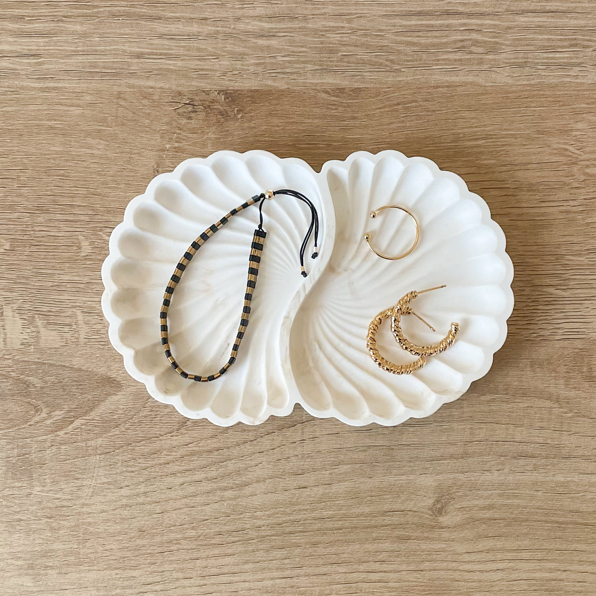 weisse schmuckschale muschelform