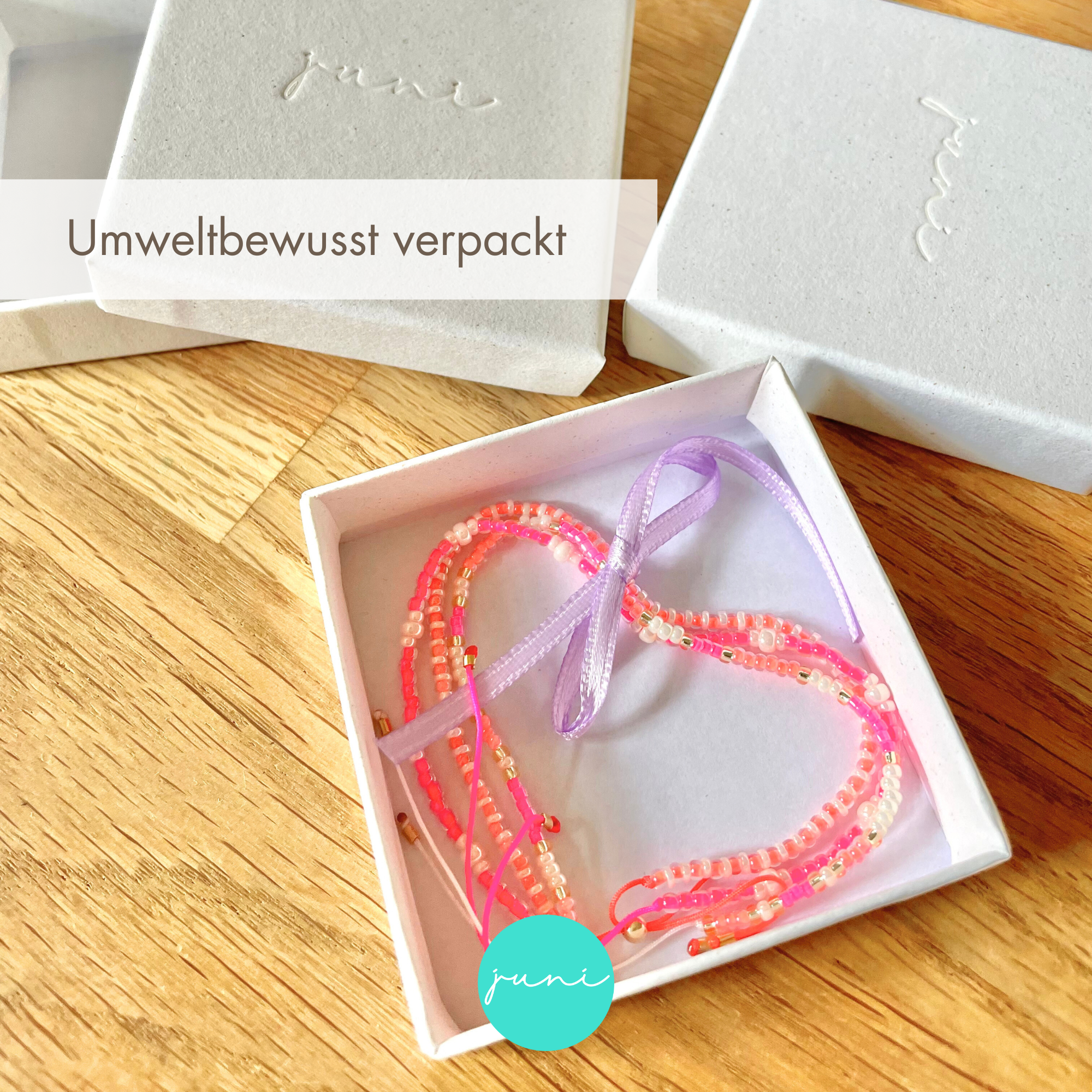 bunte perlenarmbänder zum verschenken in nachhaltiger verpackung