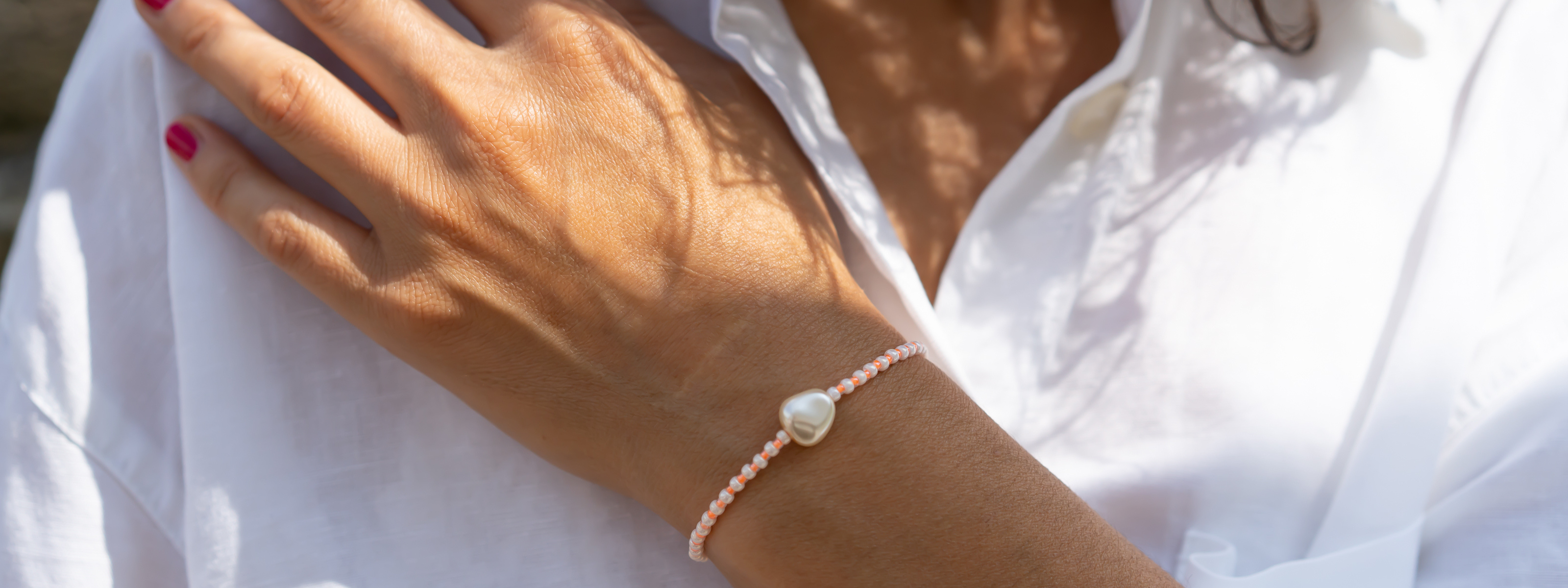 sommer perlenarmband mit griosser perle und kleinen apricot farbenen perlen