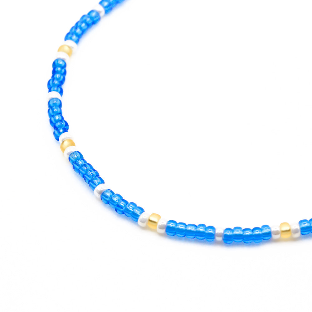 sommerliches armband aus blauen perlen