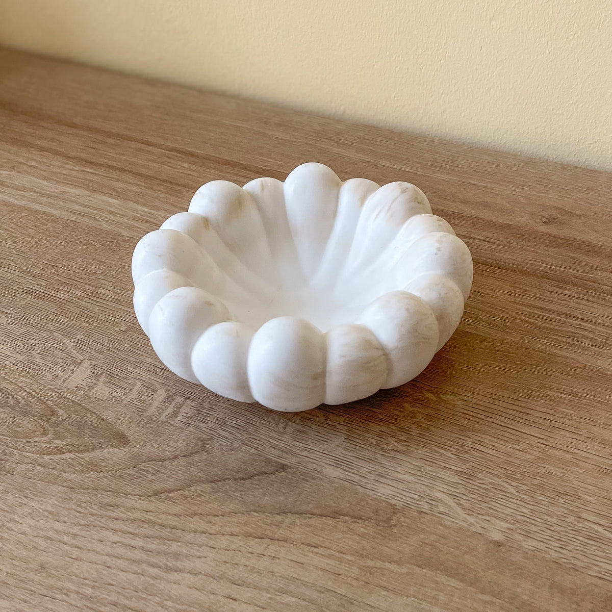 schmuckschale aus mineralstein in weiss bubble form