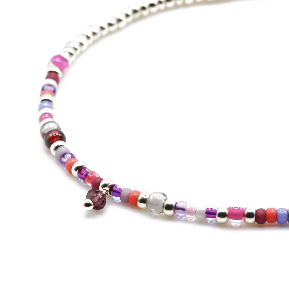 Handgemachtes Damen Perlenarmband in Pink, Lila und Silber mit bunten kleinen Perlen im Boho-Stil. - Boho Perlenarmband Wildflower - Lila, Silber