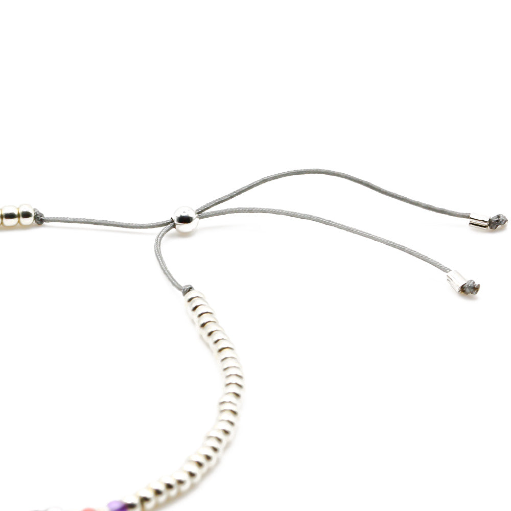 Handgemachtes pinkes Perlenarmband für Damen mit silberfarbenen Perlen und verstellbarem Verschluss in Boho-Stil. - Boho Perlenarmbänder Set Pink Wildflower - Lila, Pink