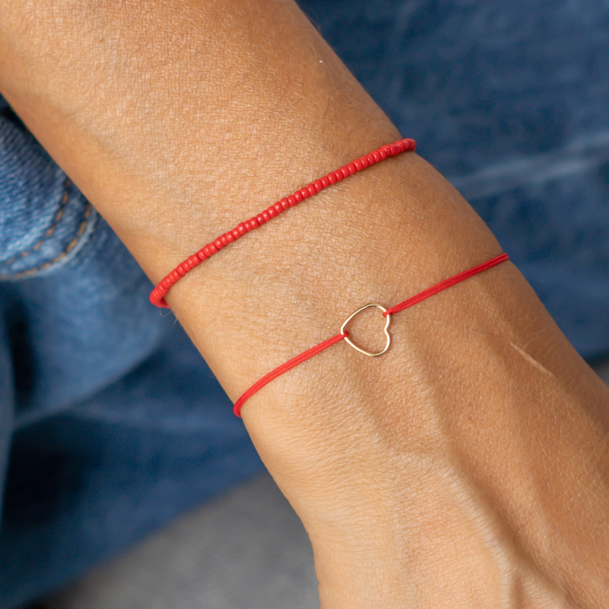 rote Perlenarmbänder