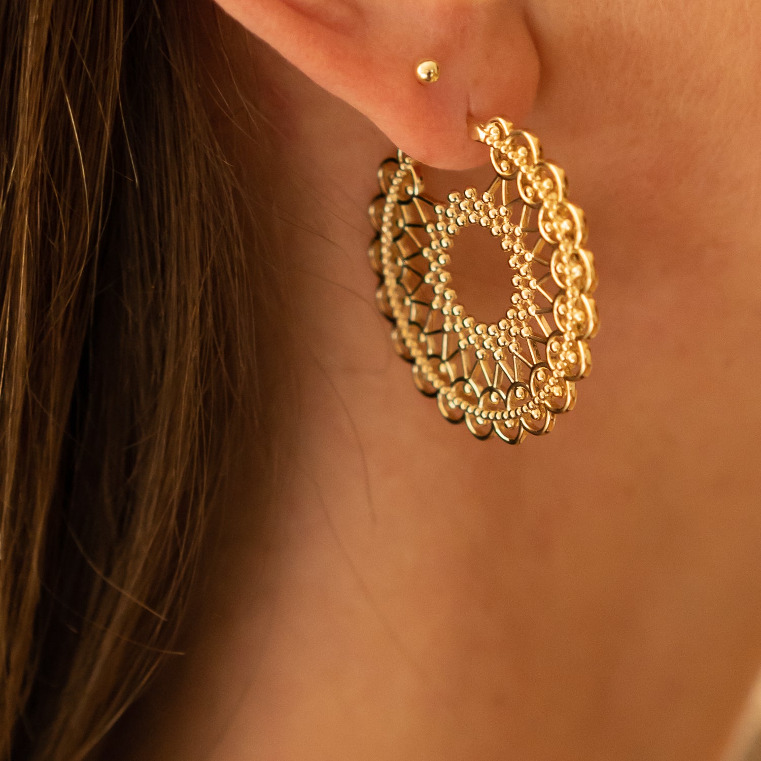 Goldcreolen im Boho Style