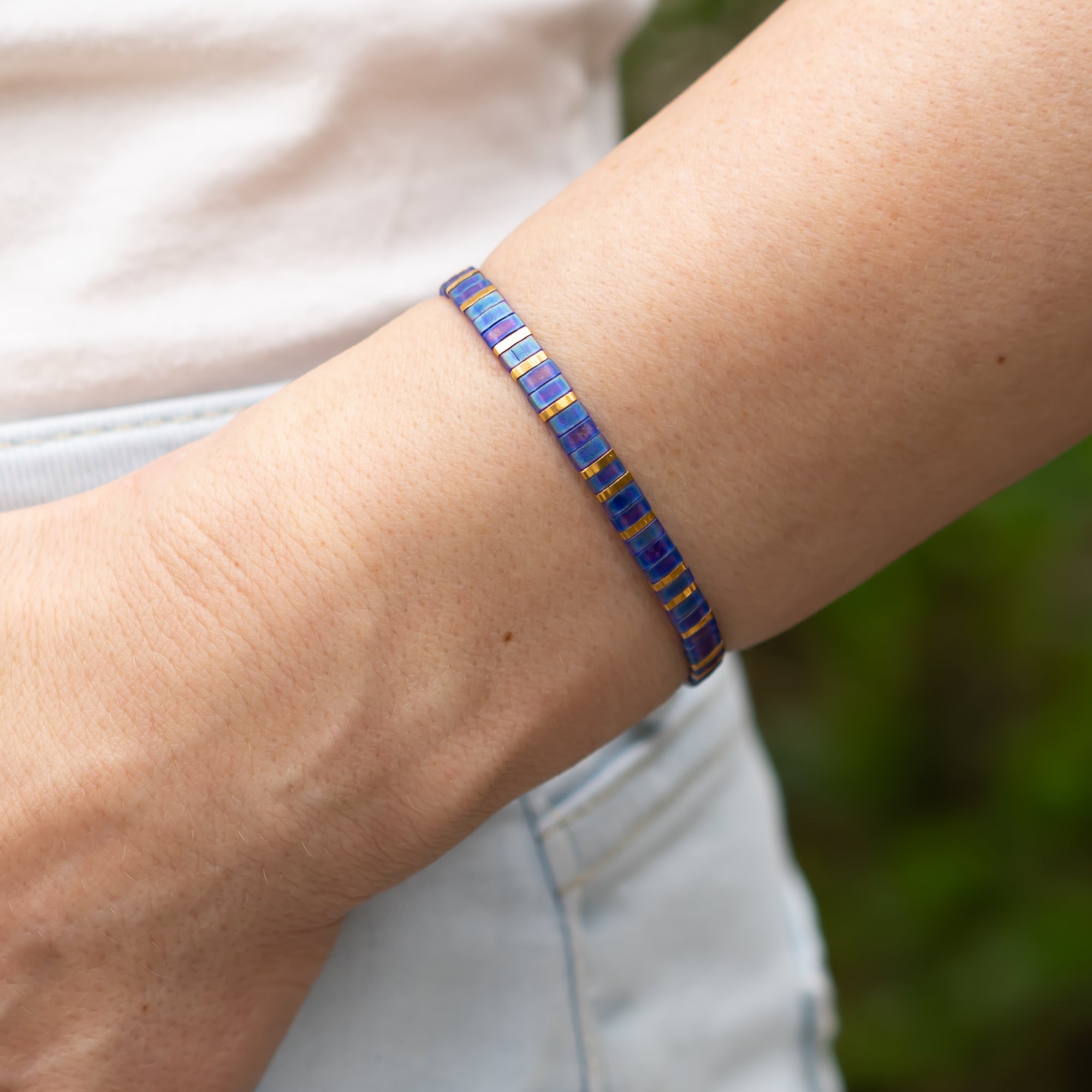 blaues armband für damen mit einigen gold perlen
