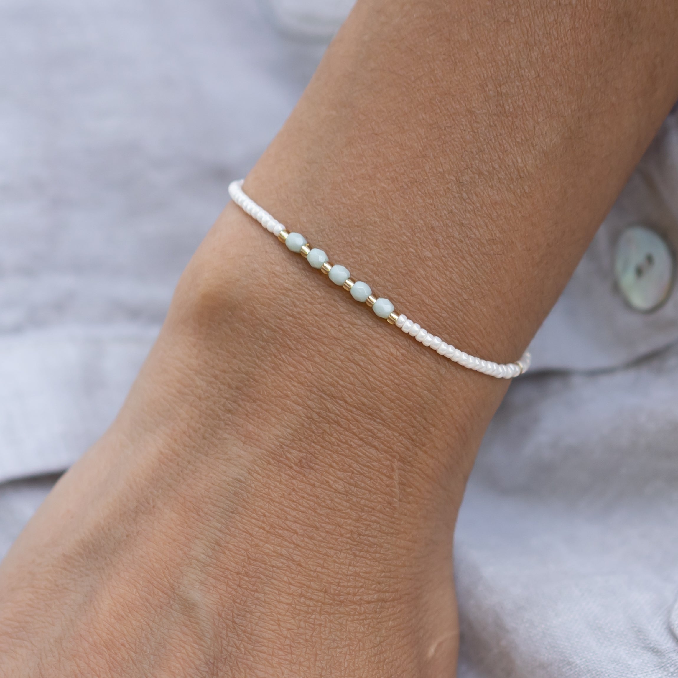 Armband aus Perlen in cremeweiss