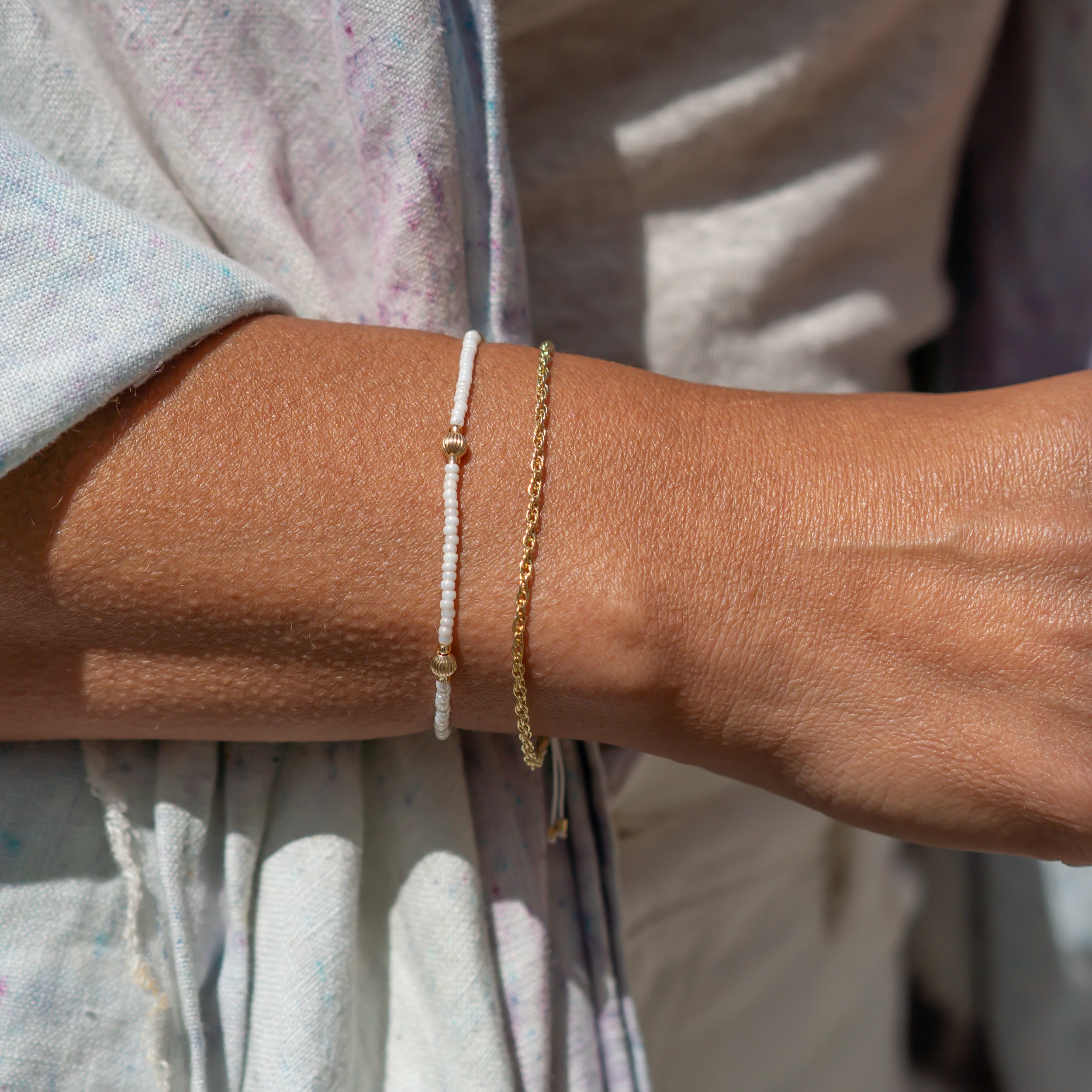 Damen armbänder set aus goldarmband und perlenarmband mit weissen perlmutt schimmer perlen