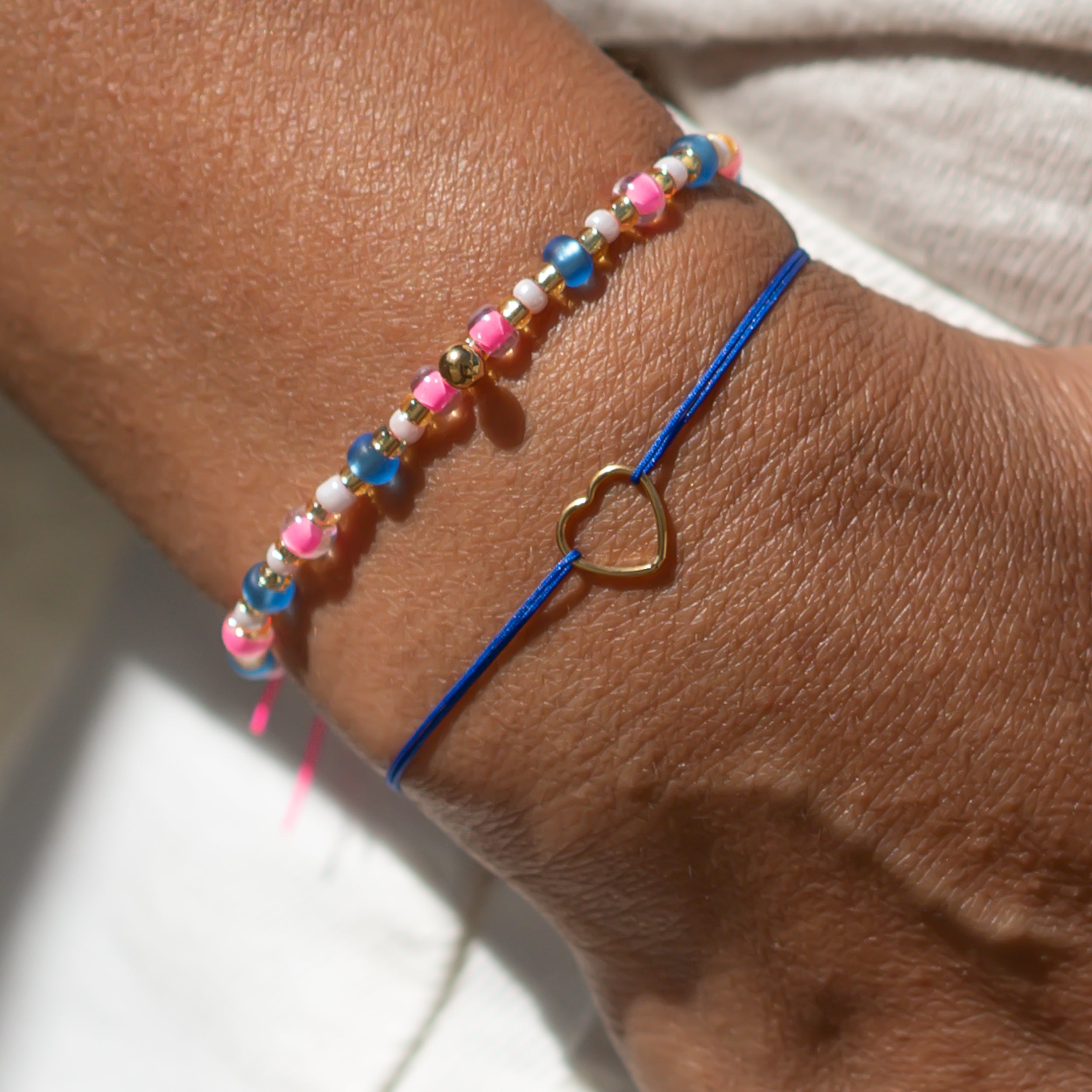 stoffarmband herz mit perlenarmband blau und pink