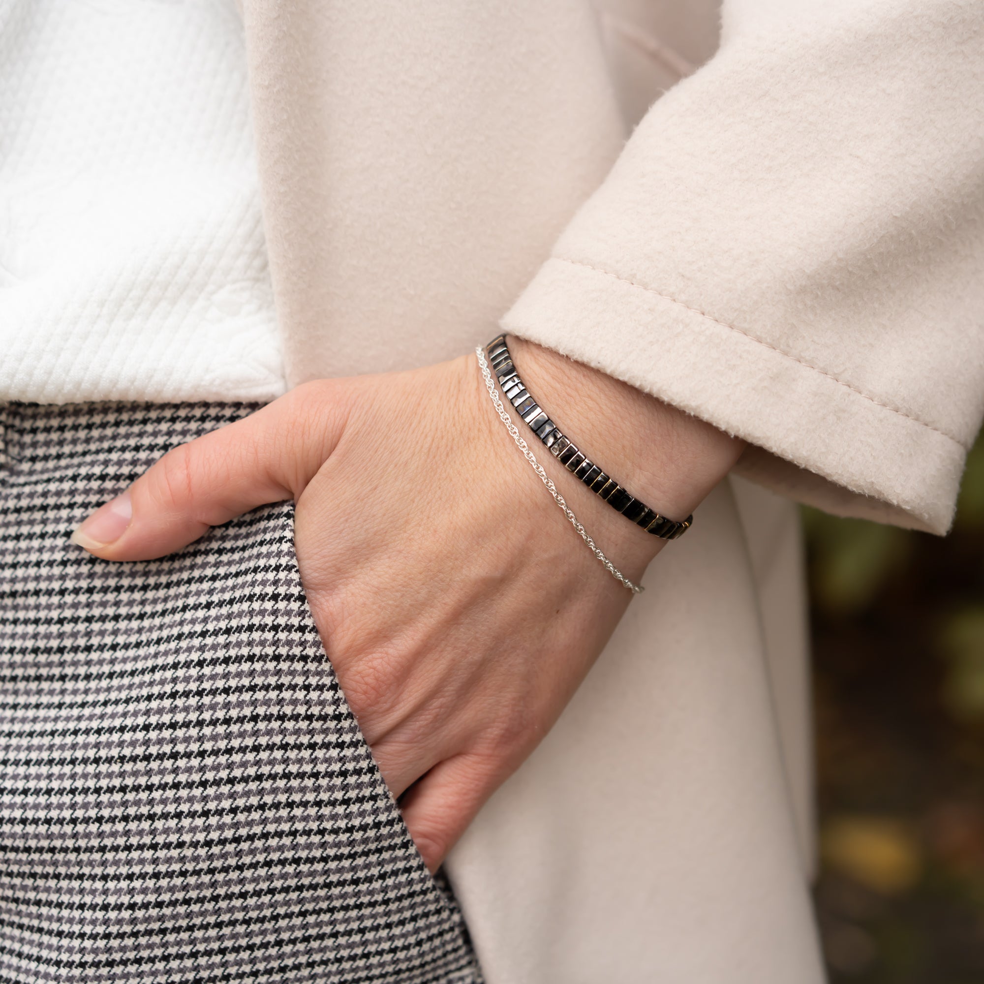 Damen Armbänder Set mit Silberarmband und einem Perlenarmband in grau silber