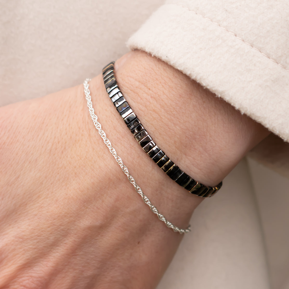 damen armband set mit breitem perlenarmband in grau silber und einem silberarmband