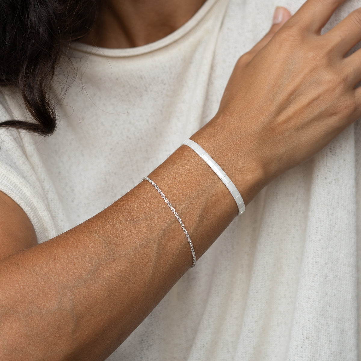 Damen Armbandset mit weissem Perlenarmband und Silberarmband