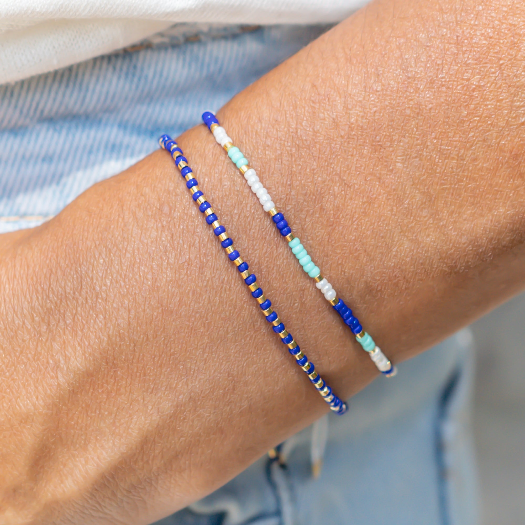 Damen armband Set aus zwei perlenarmbändern in blau und türkis mit gold perlen