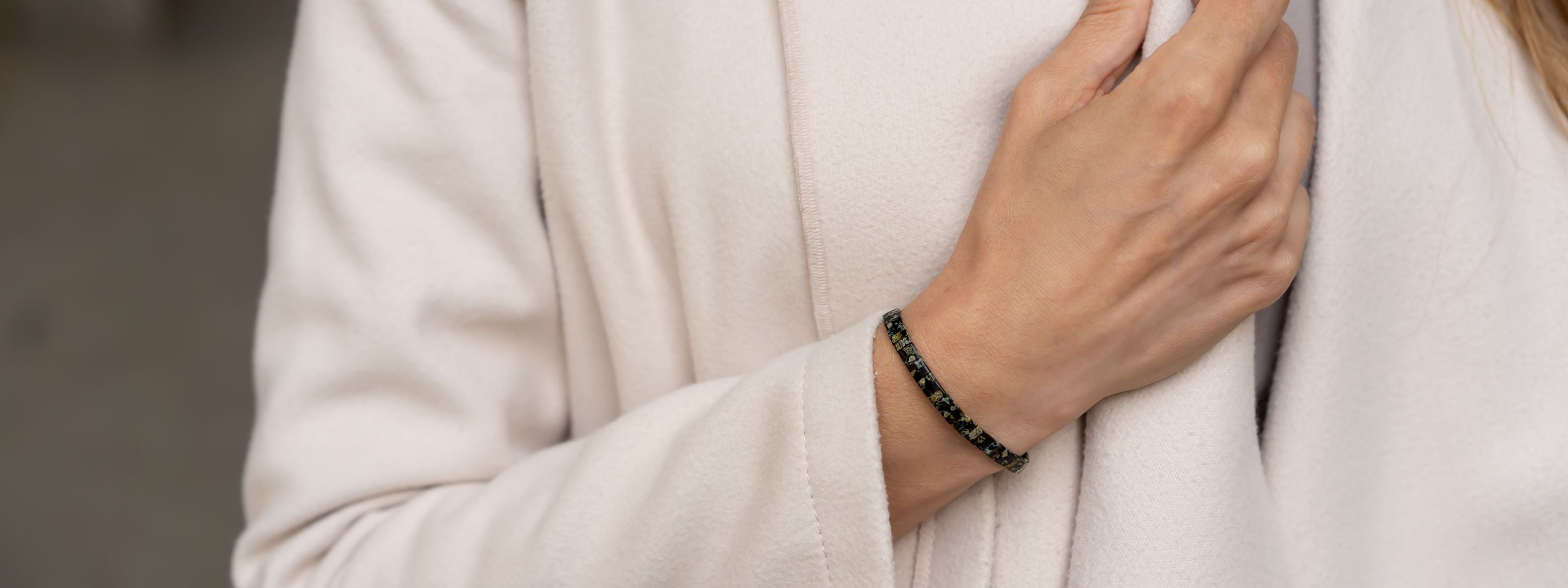 Breites schwarzes Perlenarmband