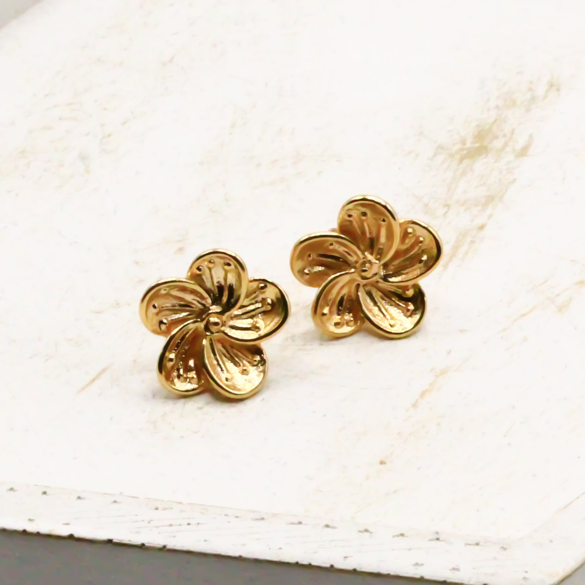 Goldene Ohrstecker in Blumenform für damen