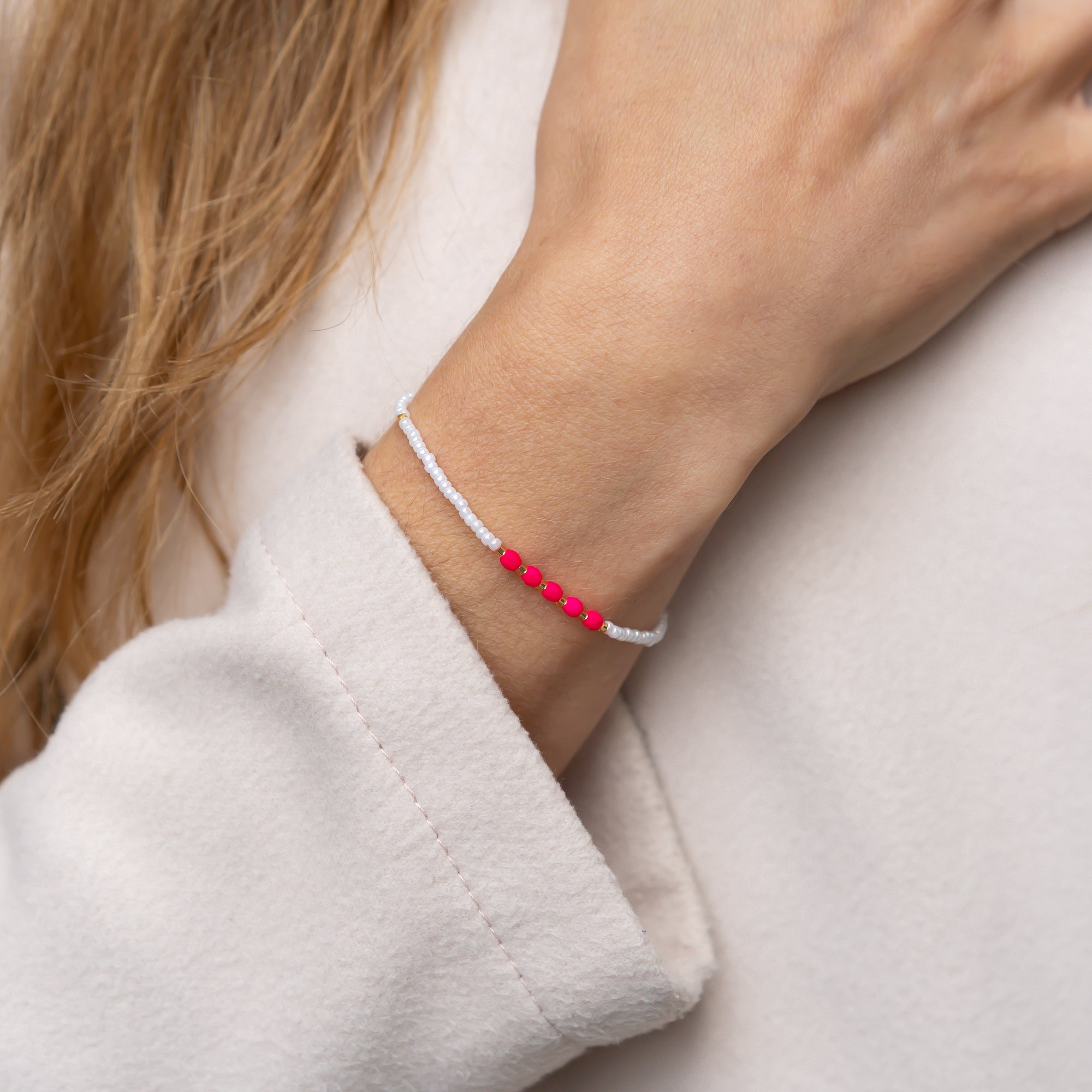 Handgemachtes Perlenarmband für Damen mit weißen und pinken Perlen, zart am Handgelenk getragen. - Perlenarmband Lola mit pinken Kristallen - Pink, Weiss/Creme
