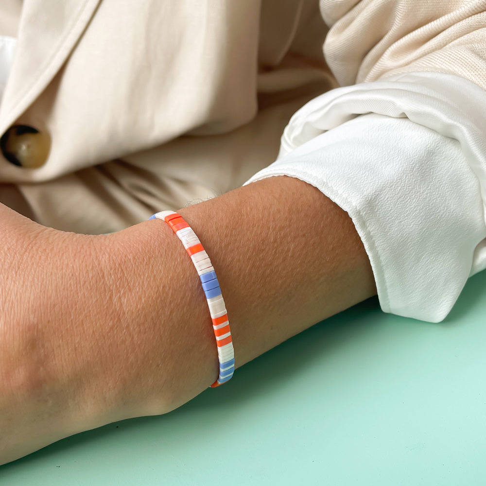 Frühlings und Sommer Perlenarmband mit cremeweissen, apricot farbenen Perlen.
