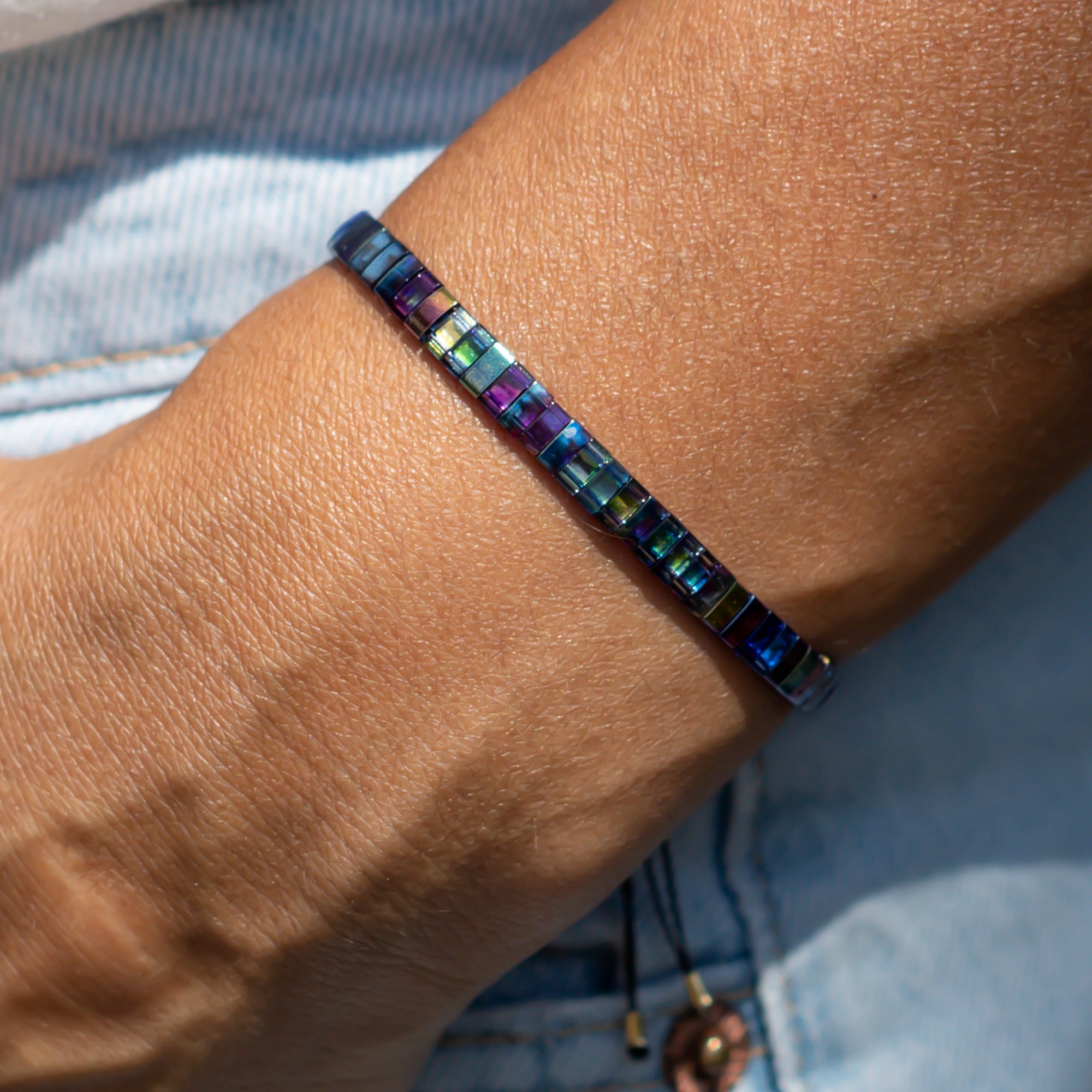 blau schimmerndes perlenarmband aus japanischen tila perlen