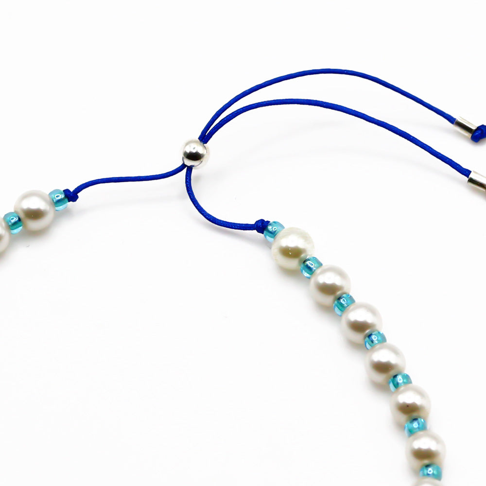 Handgemachtes Perlenarmband für Damen mit weißen Perlen und kleinen hellblauen Akzenten, blaues verstellbares Textilband,. - Perlenarmband Rebell in luminous pink, orange, blau, rosa oder goldgelb - Apricot/Orange, Blau, Gelb, Pink