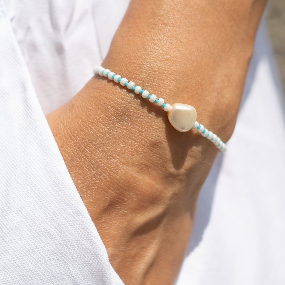 perlenarmband sommer mit leuchtend blauen perlen