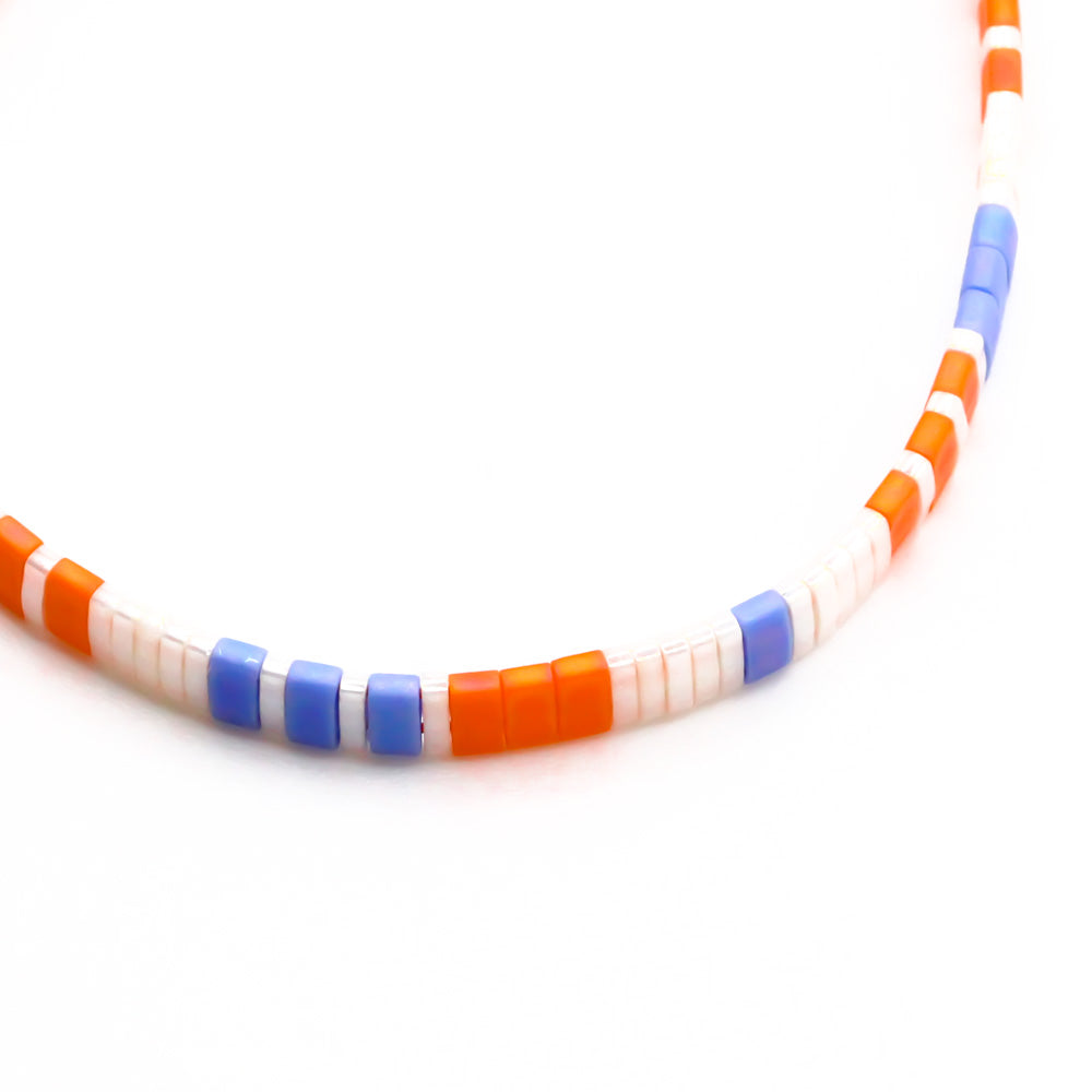 Perlenarmband in Frühlingsfarben mit apricot, blau und cremeweiss