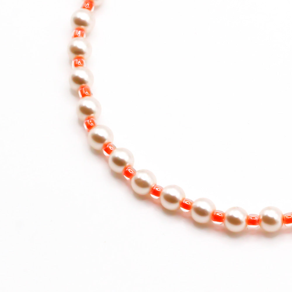 Handgemachtes Perlenarmband für Damen mit weißen Perlen und korall-pinkem Faden, zart und elegant. - Perlenarmband Rebell in luminous pink, orange, blau, rosa oder goldgelb - Apricot/Orange, Blau, Gelb, Pink