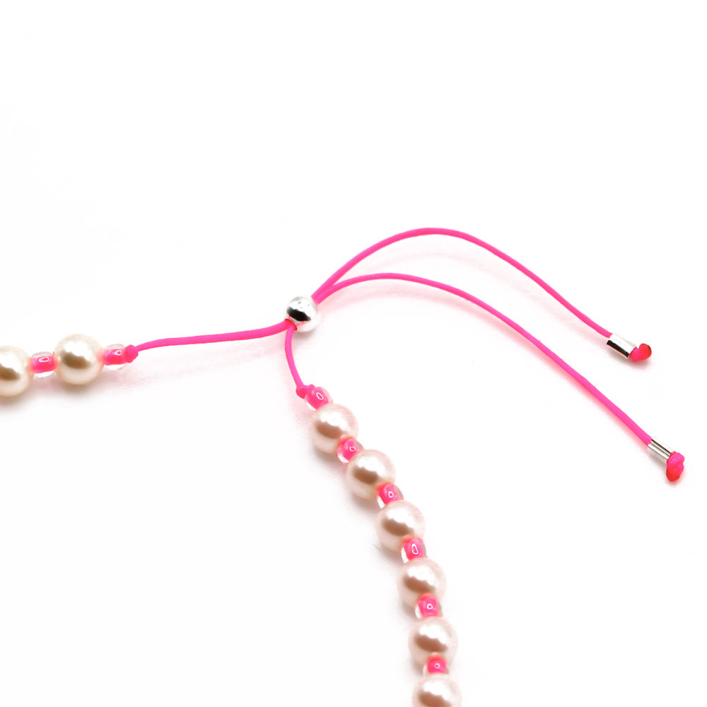 Handgemachtes Damen Perlenarmband mit weißen Perlen und pinkem verstellbarem Band aus recyceltem Material. - Perlenarmband Rebell in luminous pink, orange, blau, rosa oder goldgelb - Apricot/Orange, Blau, Gelb, Pink