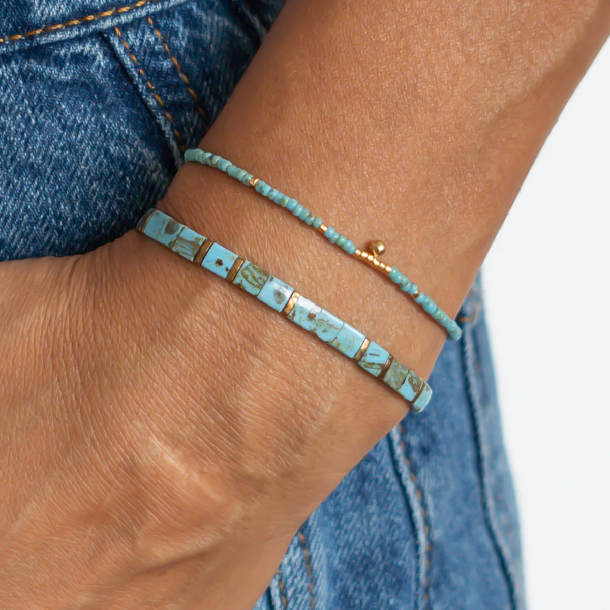 damen perlenarmbänder set mit einem breiten tila armband und einem zarten perlenarmband mit türkis gesprenkelten perlen, goldperlen und einem goldkugel anhänger