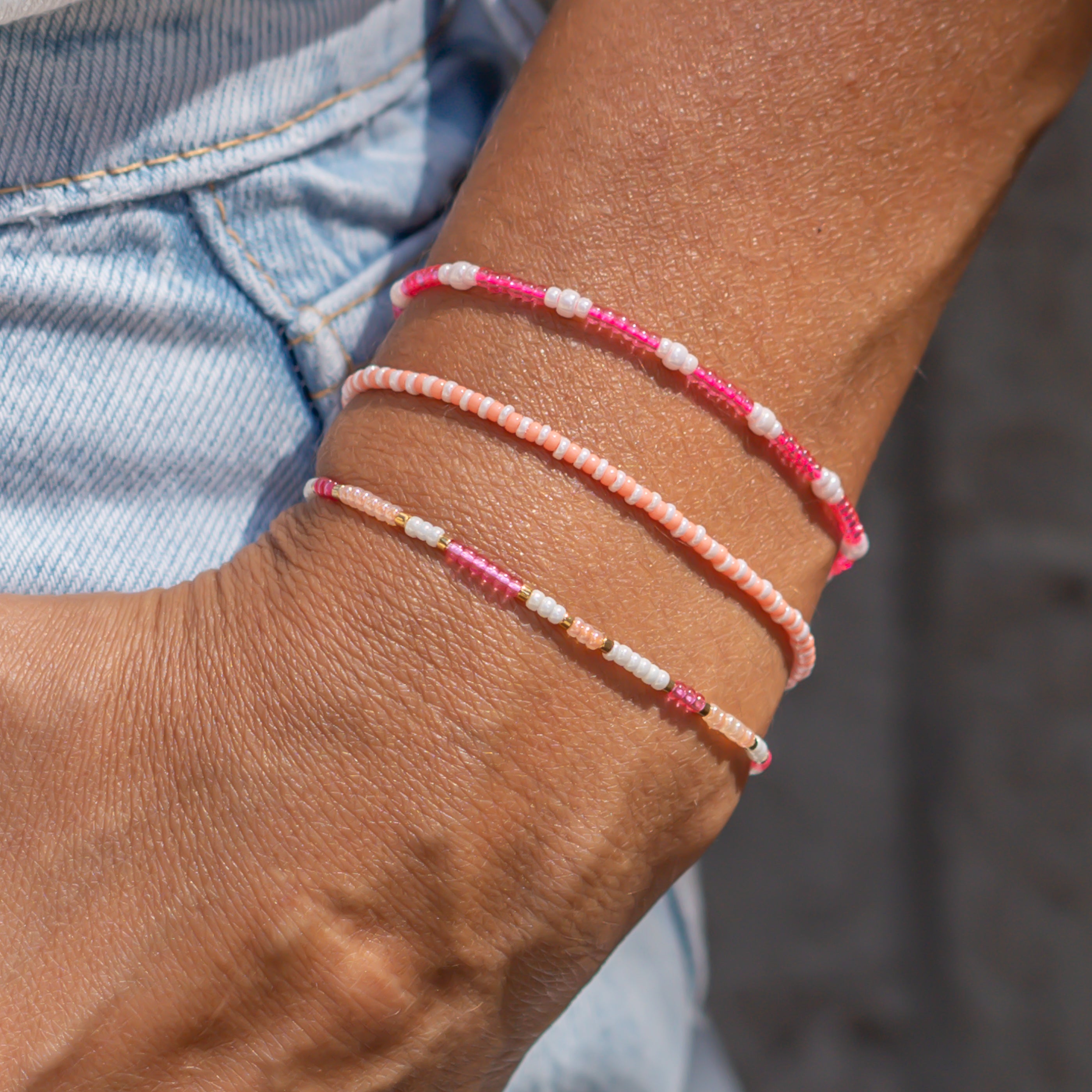damen armbänder set aus drei perlenarmbänder in pink, rosa und apricot