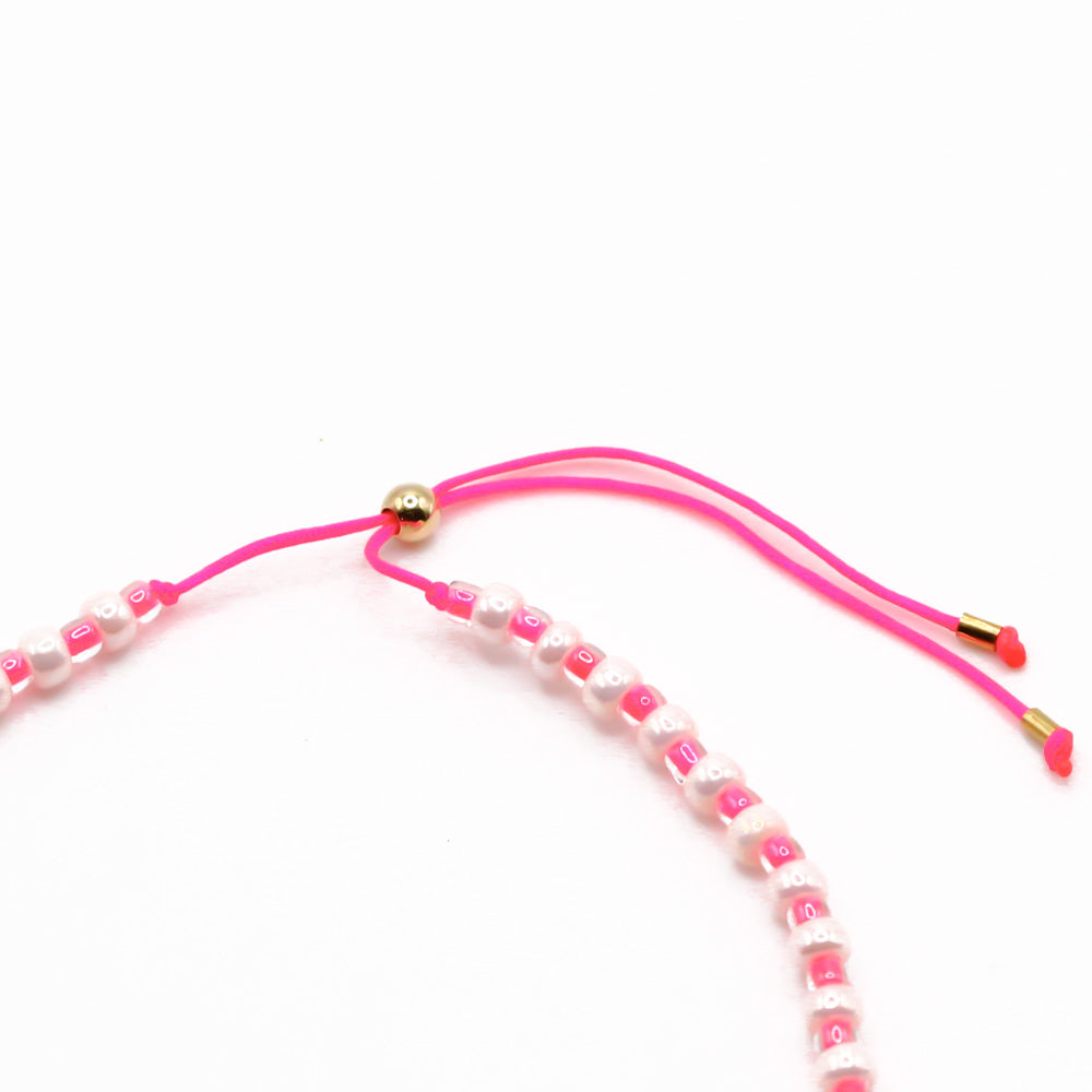 Handgemachtes pinkes Perlenarmband für Damen mit verstellbarem Band und goldfarbenem Schieber aus recyceltem Metall. - Sommer Perlenarmband Maui Pink - Pink