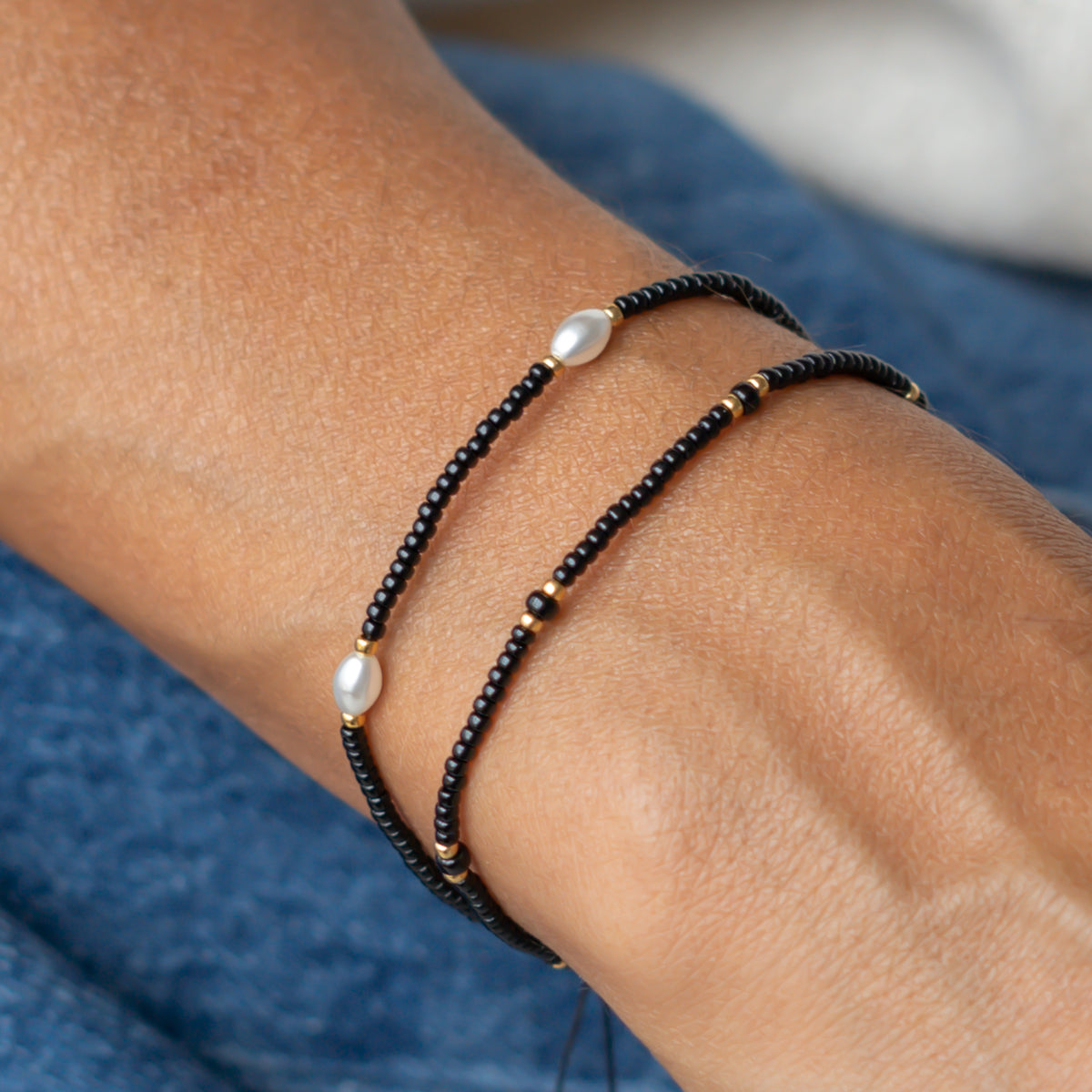 Damen perlenarmbänder schwarz mit gold perlen und ellipsen perle in perlmutt optik