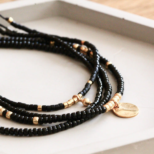 schwarze Perlenarmbänder