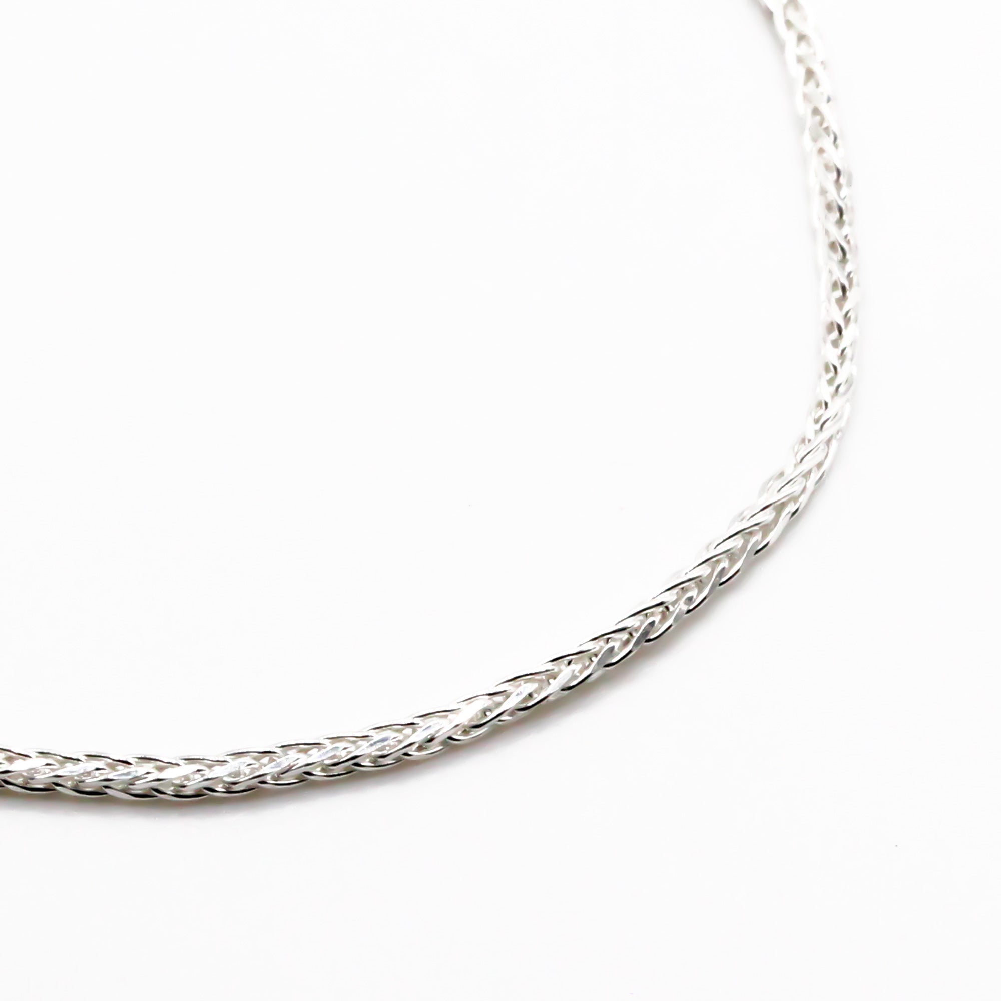 silberarmband für damen im zopfmuster