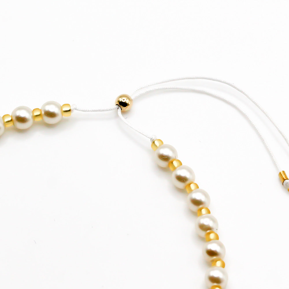 Handgemachtes Damen-Perlenarmband mit goldgelben Glasperlen und verstellbarem weißen Bandverschluss. - Perlenarmband Rebell in luminous pink, orange, blau, rosa oder goldgelb - Apricot/Orange, Blau, Gelb, Pink