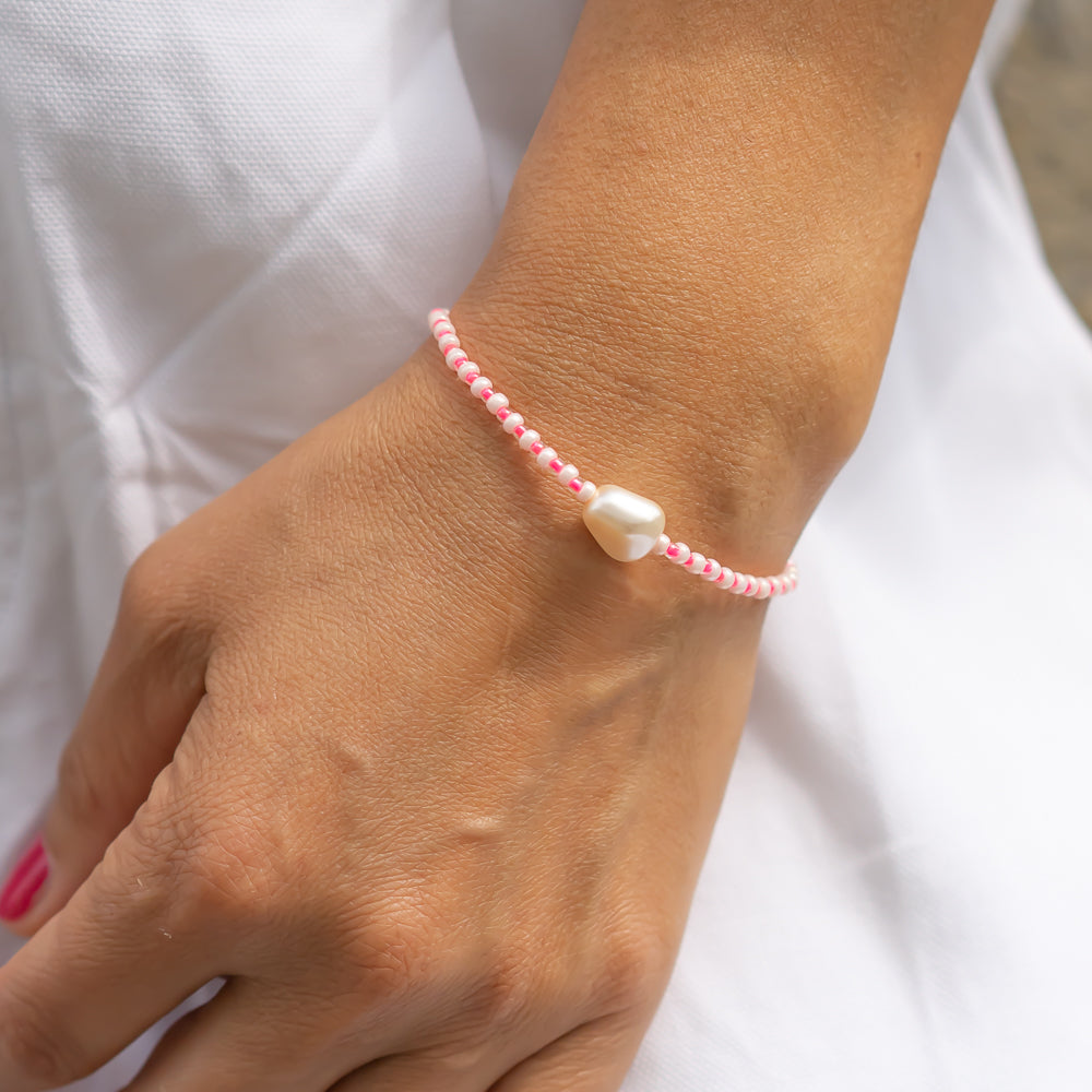 Handgemachtes pinkes Perlenarmband aus feinen kleinen Perlen mit einer zentralen weißen Muschel, zartes Damenarmband,. - Sommer Perlenarmband Maui Pink - Pink