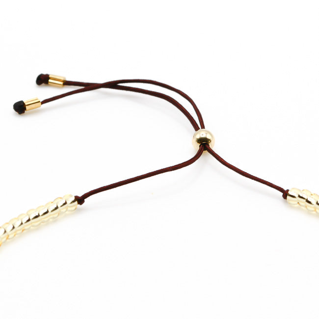 Handgemachtes Damen Perlenarmband mit pinken Perlen, verstellbar mit brauner Kordel und goldenen Endkappen. - Boho Perlenarmband Golden Wildflower - Lila
