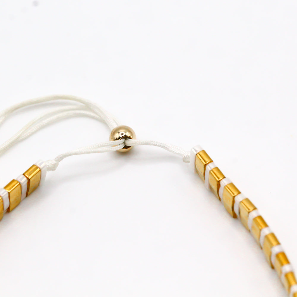 Feine Armbänder aus Stoff und Perlen, aus Glasperlen und recyceltem Gold