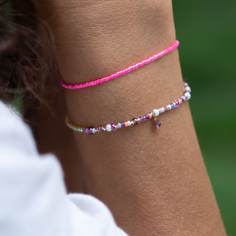 Zwei handgemachte Damen Perlenarmbänder, darunter ein dünnes pinkes und ein mehrfarbiges mit goldenen Details. - Boho Perlenarmbänder Set Pink Wildflower - Lila, Pink
