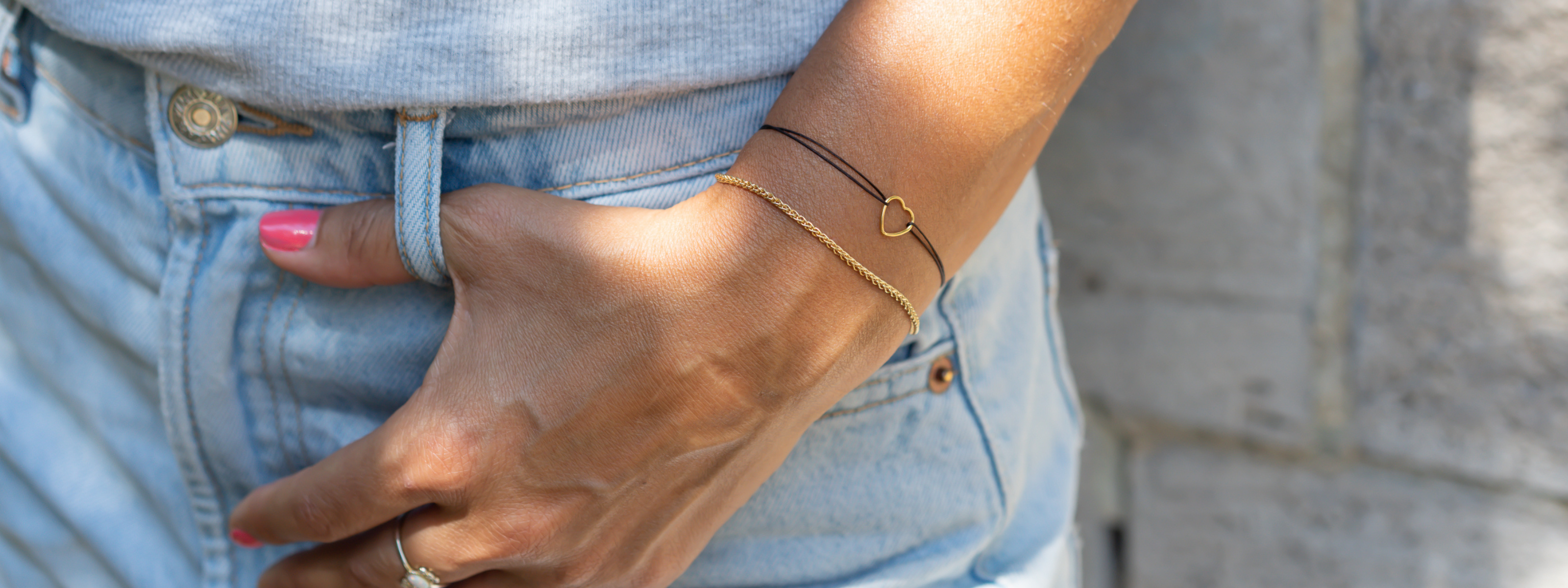 damen armbänder set mit schwarzem stoffarmband mit herz und einem goldarmband