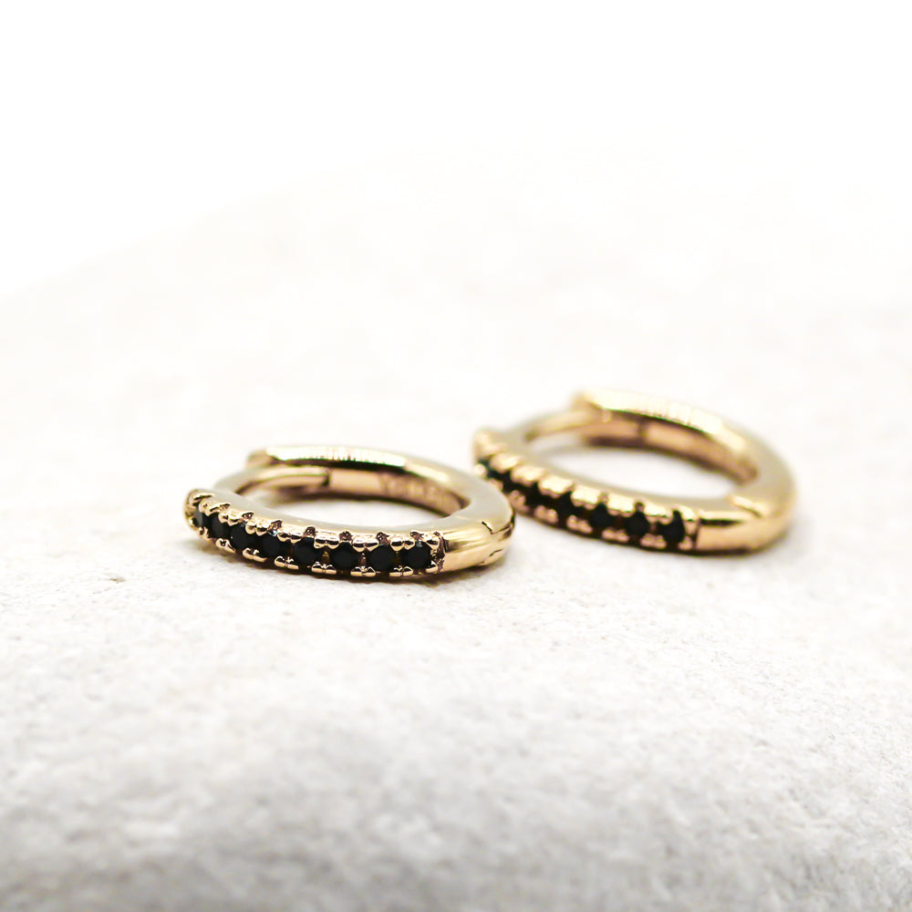 Fair hergestellte, wasserfeste Ohrringe aus recyceltem Gold, Creolen mit schwarzen Zirkonia